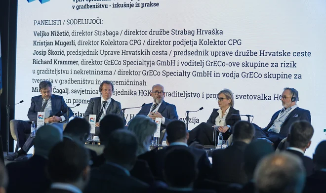 Na fotografiji: Veljko Nižetić, direktor Strabaga Hrvaška, Kristijan Mugerli, direktor Kolektorja CPG, Josip Škorić, predsednik uprave družbe Hrvatske ceste, Mirjana Čagalj, svetovalka Hrvaške gospodarske zbornice za gradbeništvo in promet, ter Richard Krammer, izvršni direktor GrECoSpeciality in vodja GrECove skupine za tveganja v gradbeništvu in nepremičninah. FOTO: Jože Suhadolnik/Delo