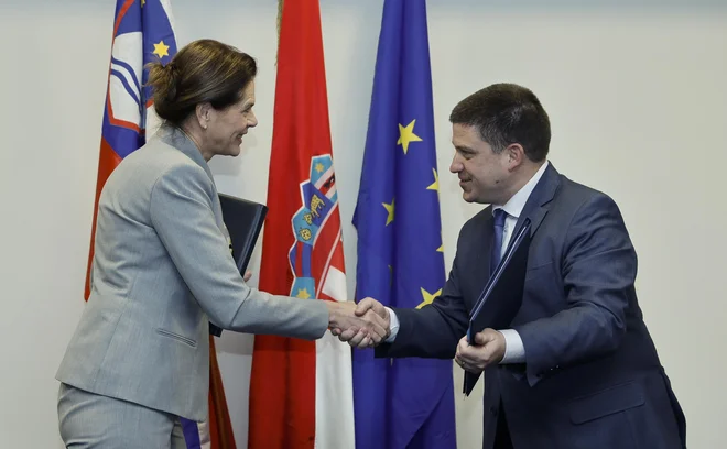 Ministrica za infrastrukturo Alenka Bratušek in hrvaški minister za infrastrukturo Oleg Butković sta podpisala sporazum za gradnjo novega mostu čez mejni potok Kamenica pri nekdanjem mejnem prehodu Božakovo pri Metliki. FOTO: Jože Suhadolnik/Delo