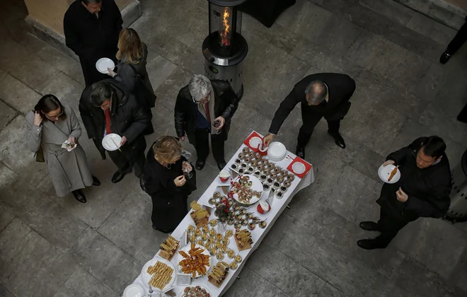 Po uredbi o stroških reprezentane so funkcionarji in njihovi gostje upravičeni do pogostitve na skoraj vseh srečanjih, ki jih imajo. FOTO: Blaž Samec
