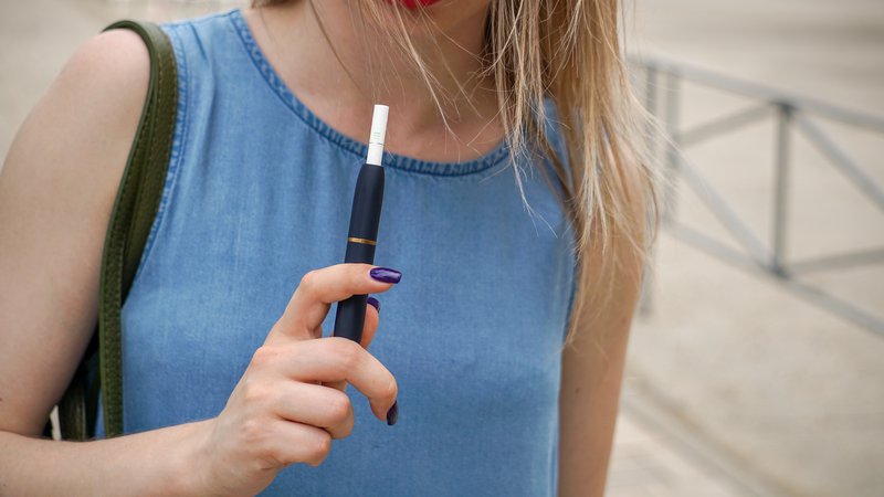Fotografija: Mladi bolj posegajo po elektronski cigareti kot odrasli. FOTO:  Shutterstock
