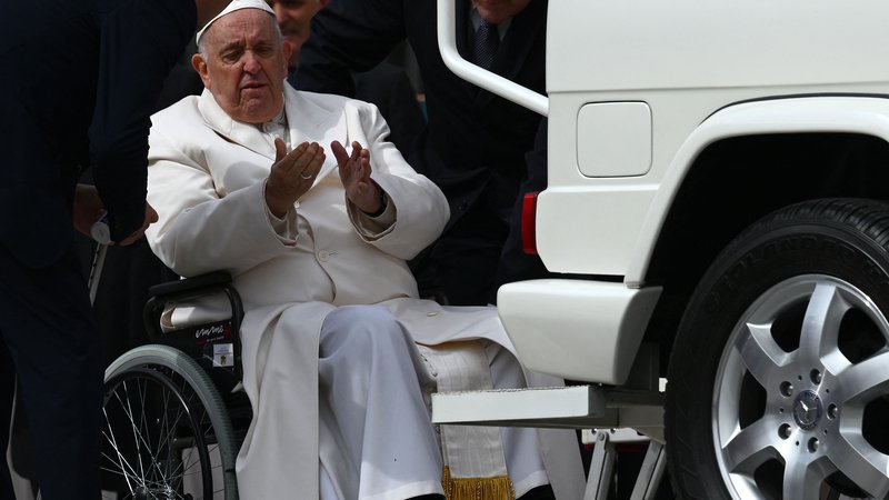 Fotografija: Že več kot leto dni ima kronične bolečine v kolenu, zaradi katerih mora pogosto uporabljati invalidski voziček. FOTO: Vincenzo Pinto/Afp