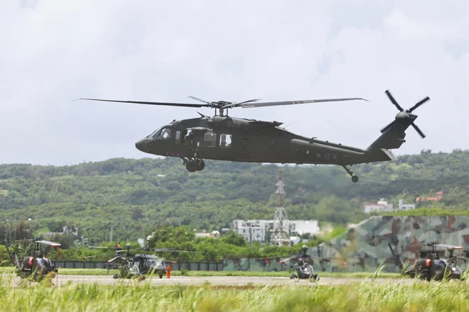 Helikopterja, ki sta strmoglavila, sta bila tipa black hawk. FOTO: Ann Wang/Reuters