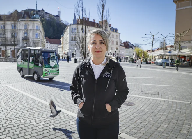 »Res moram zelo paziti. Kavalir je namreč neslišno vozilo,« pravi Nevenka Simić. FOTO: Jože Suhadolnik/Delo