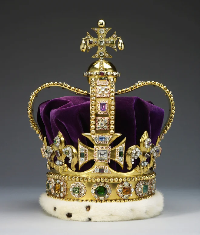 Na vrhuncu kronanja bodo Karlu III. na glavo posadili krono svetega Edvarda, ki jo je leta 1661 izdelal kraljevi zlatar sir Robert Vyner po vzorih prvotne srednjeveške krone, ki naj bi pripadala kralju in svetniku Edvardu Spoznavalcu iz 11. stoletja.

Fotografiji Royal Collection Trust/His Majes via Reuters