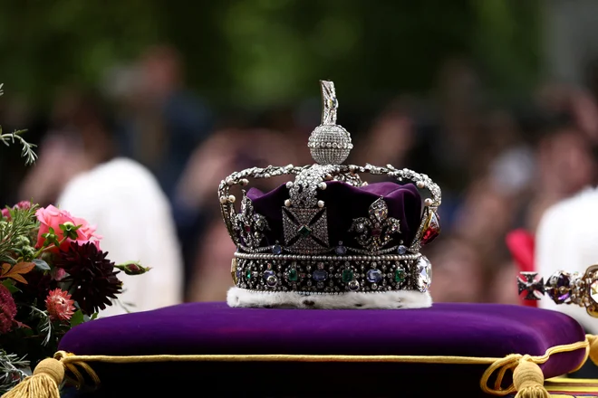 Kraljica Elizabeta II. se je od tega sveta in sodržavljanov poslovila z imperialno državno krono. Foto Tom Nicholson/Reuters