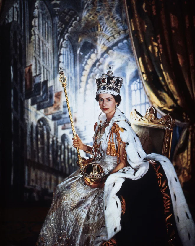Spominska fotografija s kronanja kraljice Elizabete II. leta 1953. © Cecil Beaton/Victoria and Albert Museum, London. Foto V&A Images, London/ Art Resource