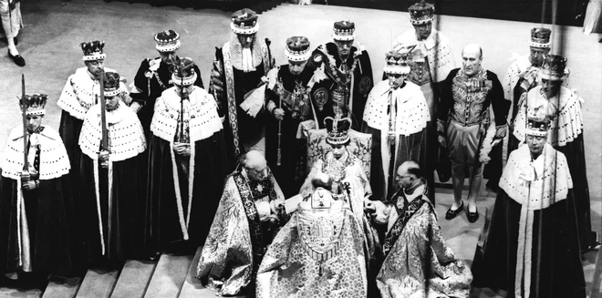 Kronanje Elizabete II. 2. junija 1953 je bilo prvo, ki so ga navadni smrtniki lahko spremljali na televizijskih zaslonih. Gledalo ga je kar 27 milijonov Britancev in milijoni po svetu. Foto PA/ royal.uk