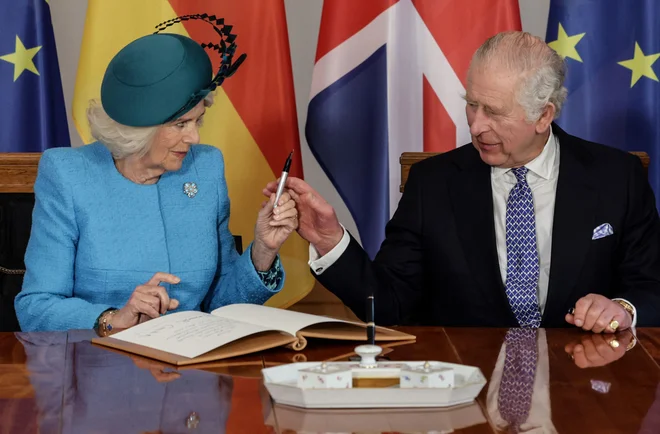 Zadnje dni sta se britanski kralj Karel III. in soproga Camilla mudila na prvem državniškem obisku v Nemčiji. Foto Jens Schlueter/ AFP