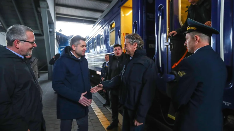 Fotografija: Predsednik vlade Robert Golob je danes zjutraj prispel v Kijev. FOTO: Matej Družnik/Delo