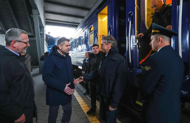 Premier ob prihodu v Kijev. FOTO: Matej Družnik/Delo