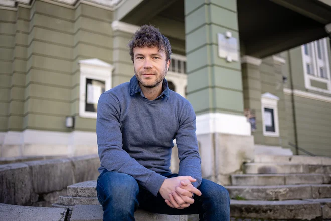 V doktorski nalogi, ki jo opravlja na univerzi v Leedsu, se ukvarja s stičišči gledališča ter ekologije, okolja in podnebne krize. FOTO: Črt Piksi/Delo