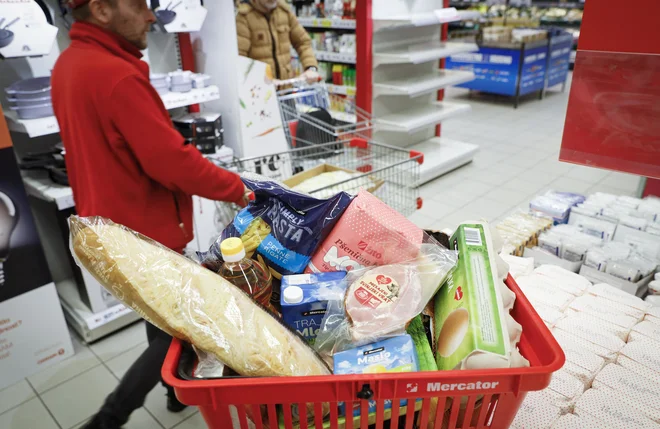 Draginja se v denarnicah najbolj pozna pri višanju cen hrane. FOTO: Jože Suhadolnik/Delo