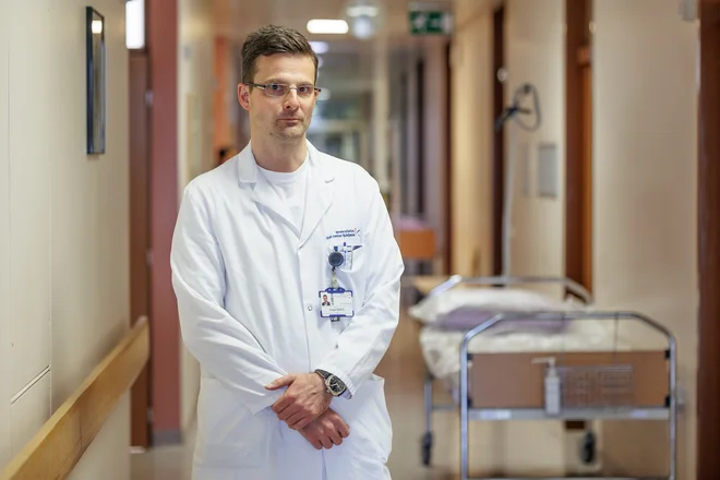Slovensko zdravstvo glede na omejene finančne, infrastrukturne in človeške vire nudi zelo dobro storitev, pravi strokovni direktor UKC Ljubljana doc. dr. Gregor Norčič. Foto Črt Piksi