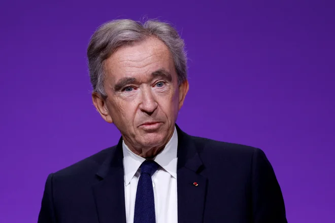 Francoz Bernard Arnault, glavni direktor in solastnik konglomerata LVMH Moet Hennessy Louis Vuitton, je decembra 2022 postal najbogatejši človek na svetu. Zelo bogatim prodaja zelo drage izdelke. FOTO: Gonzalo Fuentes/Reuters