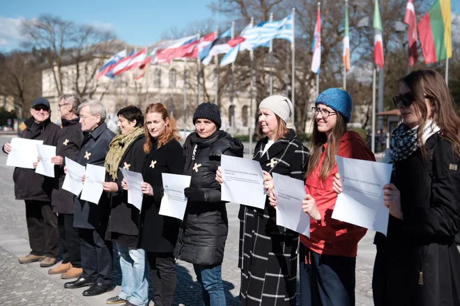 Iniciativa Glas ljudstva je v torek je v javnost vložila predlog treh zakonov, ki naj bi preprečili rušenje javnega zdravstva. FOTO: Črt Piksi/ Delo