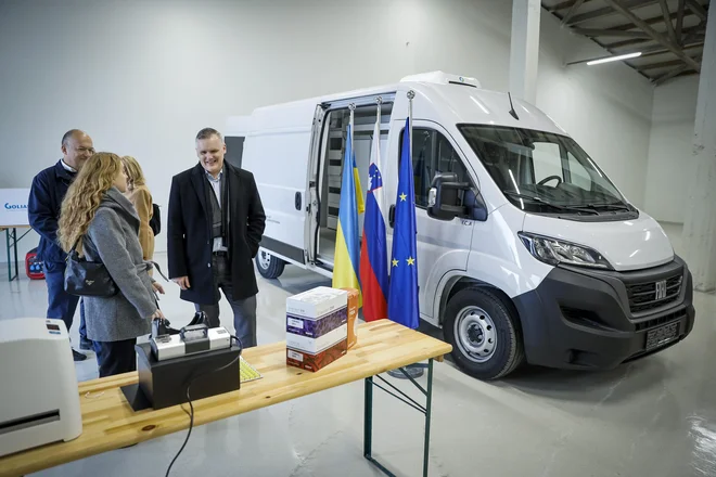 Radikalno spremenjene varnostne razmere so pozornost oboroženih sil evropskih držav usmerile na Ukrajino, na fotografiji predaja mobilnega laboratorija Ukrajini. FOTO: Jože Suhadolnik/Delo