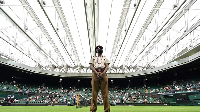 Fotografija: Tudi letos bodo Wimbledon varovali britanski vojaki. FOTO: Glyn Kirk/AFP