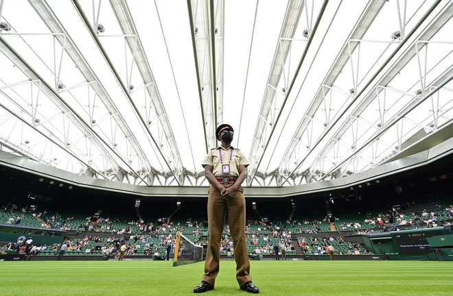 Tudi letos bodo Wimbledon varovali britanski vojaki. FOTO: Glyn Kirk/AFP