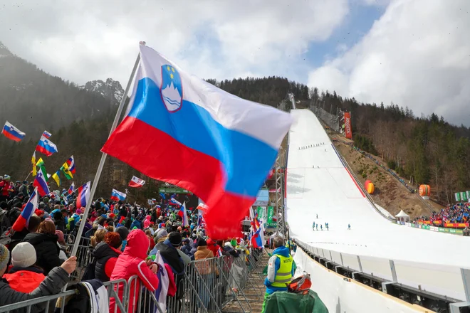 Čakanje na umiritev vetra pred tekmo v Planici. FOTO: Voranc Vogel/Delo