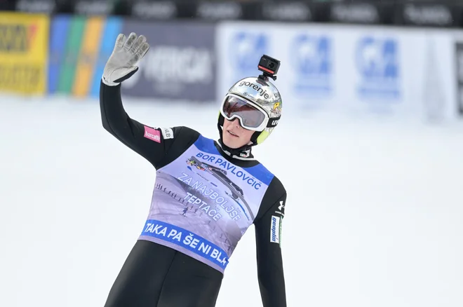 Bor Pavlovčič je takole po svojem včerajšnjem zadnjem poletu v karieri pomahal v slovo gledalcem v Planici. FOTO: Nik Bertoncelj/SZS