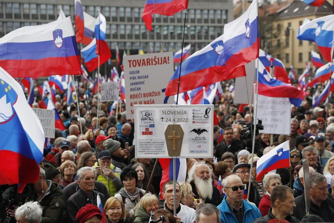 Okoli deset tisoč protestnikov se je tokrat sprehodilo po ljubljanskih ulicah in ob spremljavi harmonike kričalo »Vlada dol« in »Hočemo penzije«. FOTO: Leon Vidic/Delo