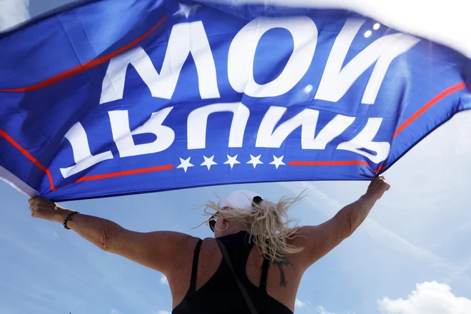 Trumpov privrženec, ki verjame v ukradene volitve 2020, pred Mar-a-Lagom. Foto Alex Wong Getty Images Via Afp