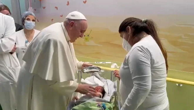 Frančišek je včeraj v bolnišnici na onkološkem oddelku krstil dojenčka z imenom Miguel Angel. FOTO: Vatican Media via Reuters
