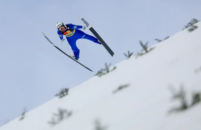 Domen Prevc se je izkazal na ekipni tekmi. FOTO: Borut Živulović/Reuters