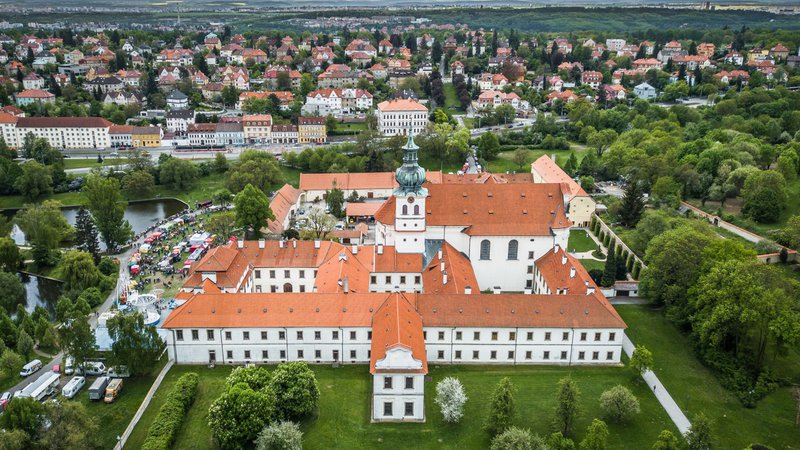Fotografija: Pogled na samostanski kompleks Břevnov iz zraka. FOTO: Praga Tourist Gide