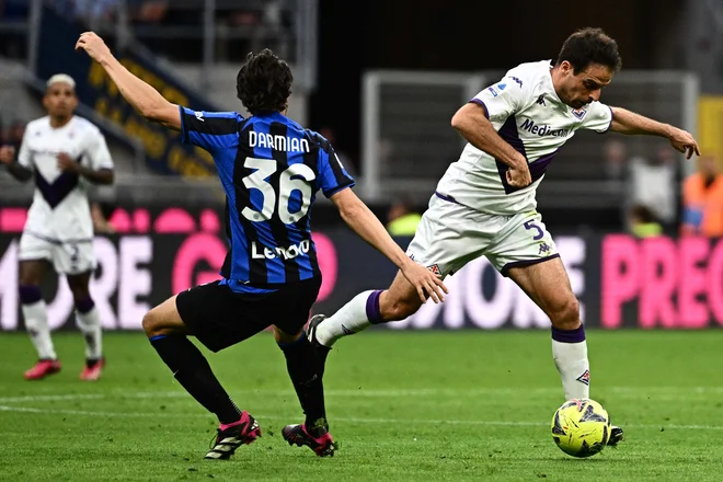 Giacomo Bonaventura (desno) je vijoličnim prinesel zmago v Milanu. FOTO: Gabriel Bouys/AFP