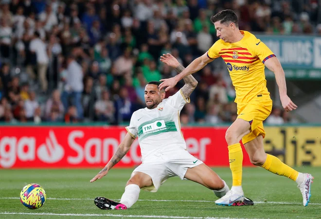 Barcelonini Katalonci so nesposobni, spet je dvakrat zadel Poljak Robert Lewandowski (desno). FOTO: M. Ramon/AFP