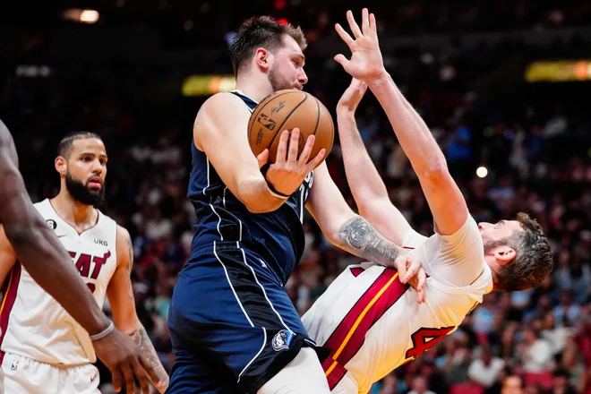 Tudi v Miamiju se Dallasu in Luki Dončiću ni izšel račun, napredovanje v končnico je vse bolj oddaljeno. FOTO: Rich Storry/Usa Today Sports/Reuters