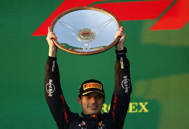 Max Verstappen v zmagah lovi legendarnega Ayrtona Senno. FOTO: Darrian Traynor/Reuters