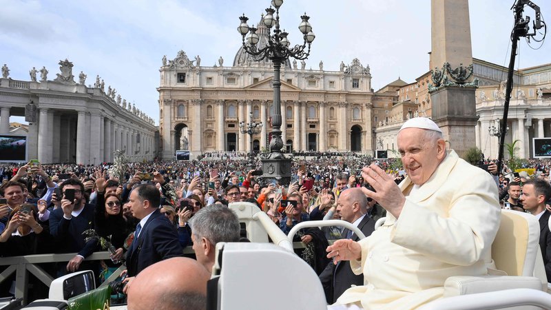 Fotografija: Na Trgu svetega Petra se je na cvetno nedeljo zbralo toliko ljudi predvsem zato, ker se je papež Frančišek vrnil iz bolnišnice Gemelli in napovedal, da bo predsedoval vsem velikonočnim slovesnostim, na katerih bodo maševali kardinali. FOTO: AFP