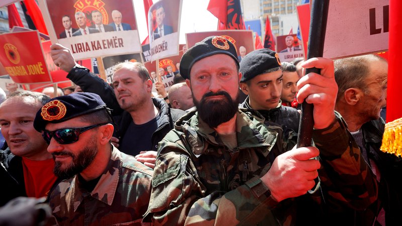 Fotografija: Govorniki na protestu so poudarili, da so Thaci in soobtoženi nedolžni in junaki, ki so se v vrstah OVK borili v pravični in sveti vojni za svobodo Kosova. FOTO: Reuters
