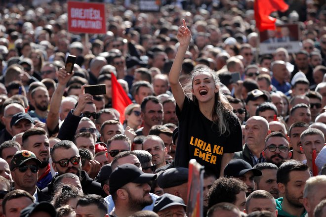 K protestu so pozvale skoraj vse večje politične stranke na Kosovu, vključno z vladajočo Vetevendosje premierja Albina Kurtija in opozicijsko PDK. FOTO: Reuters