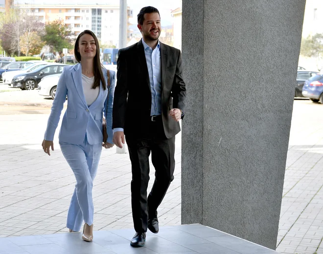 Jakov Milatović je po prvih neuradnih rezultatih novi predsednik Črne gore, v drugem krogu volitev je premagal aktualnega predsednika Mila Đukanovića, ki je s krajšimi prekinitvami to državo vodil 33 let. FOTO: Elvis Barukcic/Afp