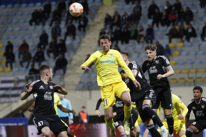 Zadnja ligaška nogometna bitka konca tedna v Domžalah se je razpletla brez golov. FOTO: Leon Vidic/Delo