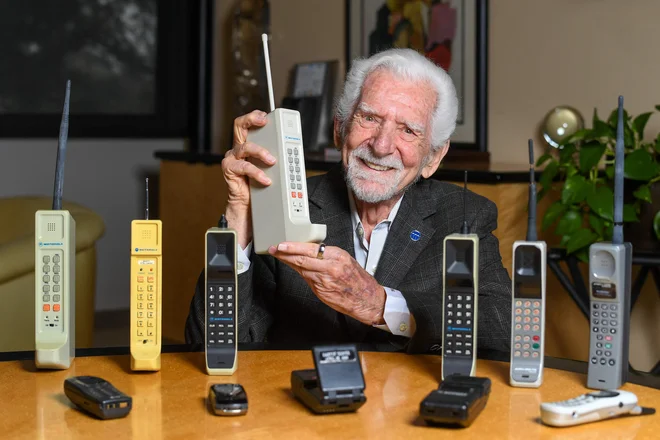 Inženir Martin Cooper s kopijo telefona, ki ga je izumil in prvič uporabil pred natanko 50 leti. FOTO: Valerie Macon/AFP