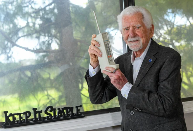 Martin Cooper meni, da ima mobilni telefon neomejen potencial in bi lahko nekoč pomagal pri premagovanju bolezni. FOTO: Valerie Macon/AFP
