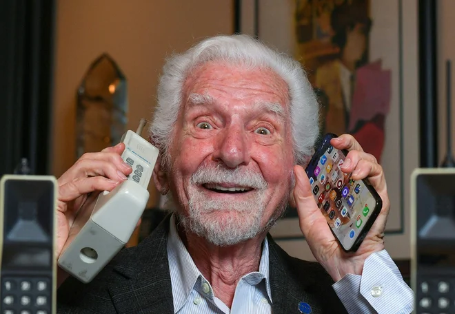 Martin Cooper je oblikoval tudi zakon spektralne učinkovitosti, sicer znan kot Cooperjev zakon. Zakon določa, da se največje število govornih pogovorov ali enakovrednih podatkovnih transakcij, ki jih je mogoče izvesti v celotnem uporabnem radijskem spektru na določenem območju, podvoji vsakih 30 mesecev. FOTO: Valerie Macon/AFP