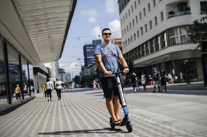 V cestnem prometu se število voznikov e-skirojev povečuje – povečuje pa se tudi število nesreč. FOTO: Uroš Hočevar/Delo