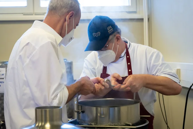 Bewohner und Mitarbeiter des Heims beteiligen sich am Bierbrauen.  FOTO: Sarah Brückner