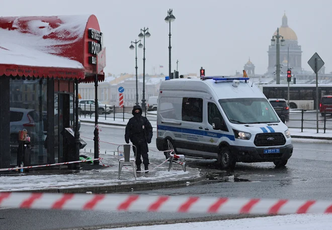 Kavarna Street Food Bar št. 1 blizu reke Neve je bila nekoč v lasti Jevgenija Prigožina, ki vodi zloglasno rusko skupino plačancev Wagner. FOTO: Anton Vaganov/Reuters