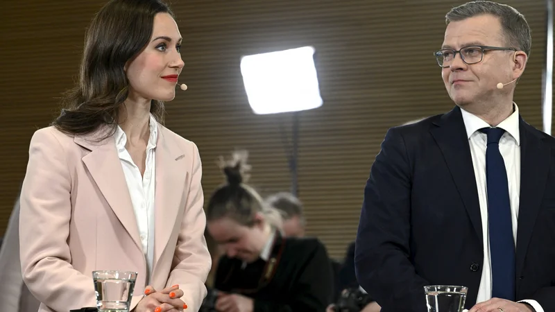 Vodja socialdemokratov Sanna Marin in prvak stranke nacionalne koalicije ter najverjetnejši novi finski premier Petteri Orpo pred razglasitvijo izidov nedeljskih volitev. Foto: Heikki Saukkomaa/Reuters