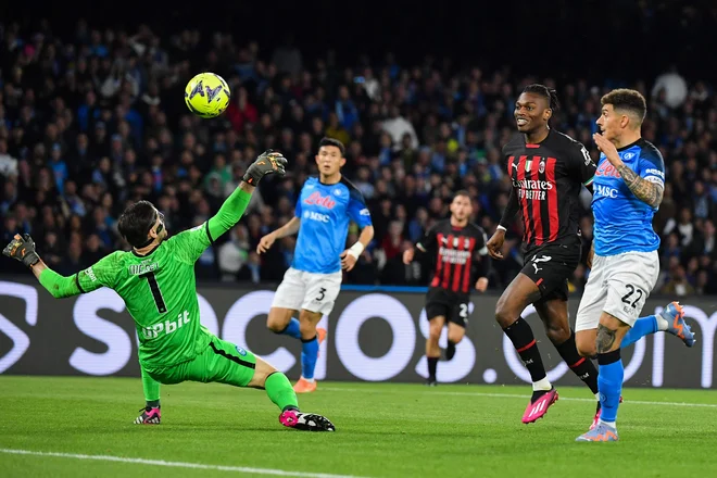 Ker je bil najboljši strelec italijanskega prvenstva Victor Osimhen poškodovan, je na štadionu Diega Maradone v Neaplju glavno vlogo prevzel Milanov Portugalec Rafael Leao. FOTO: Tiziana Fabi/AFP