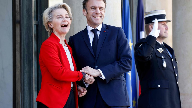 Fotografija: Predsednica evropske komisije Ursula von der Leyen in francoski predsednik Emmanuel Macron na Kitajsko odhajata s sporočilom, naj nikar ne začne pošiljati orožja Rusiji. FOTO: Ludovic Marin/AFP