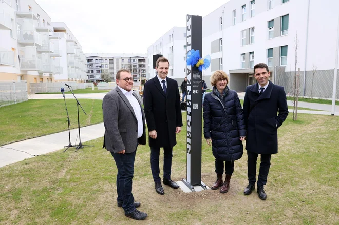 Stanovanjsko sosesko v Dečkovem naselju so uradno odprli (z leve) minister za solidarno prihodnost Simon Maljevac, župan Mestne občine Celje Matija Kovač, podžupanja Singna Ute Seifried in direktor družbe Nepremičnine Celje Primož Brvar. FOTO: Andraž Purg