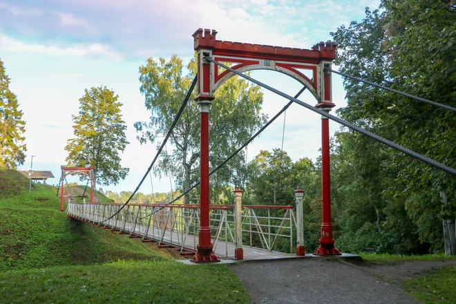 Romantični most v zeleni pokrajini FOTO: Lev Furlan Nosan