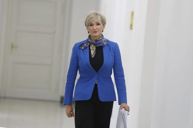 Funkcijo generalne direktorice, ki jo zdaj opravlja Tatjana Mlakar, bi prevzela tričlanska uprava.